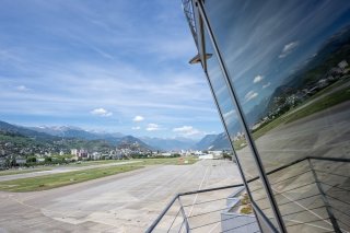 L'interpellation liée au projet de développement de l'aéroport doit permettre d'obtenir des réponses : quel budget sera accordé au projet, quelles retombées sont attendues pour la ville, ou encore comment les autorités comptent compenser les émissions de gaz à effets de serre appelées à se multiplier avec ce projet.